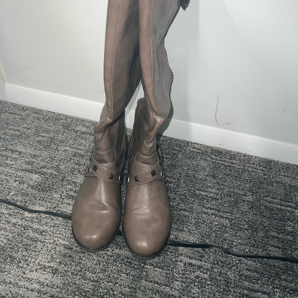 Very comfortable Cue stone riding boots